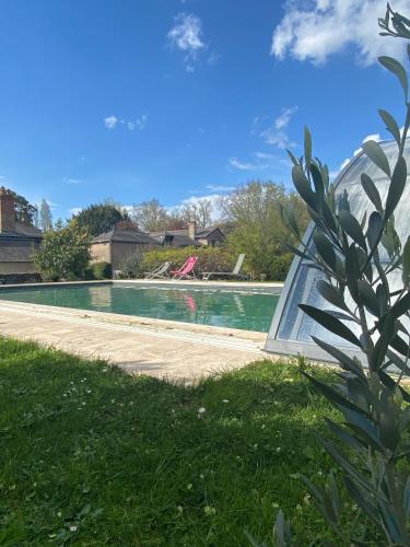 Vaste domaine avec piscine chauffée à 10 min d'Angers : Villas proche de Montreuil-sur-Loir