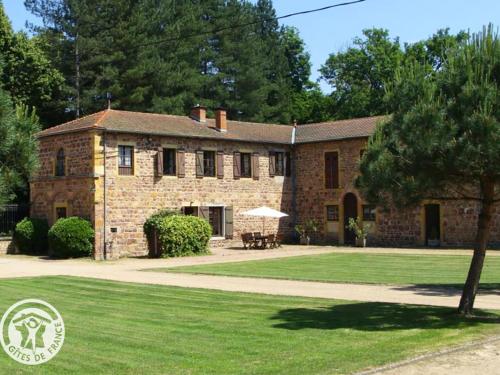 HOUSE GITE 8 personnes Chateau d'Ailly. : Maisons de vacances proche de Commelle-Vernay