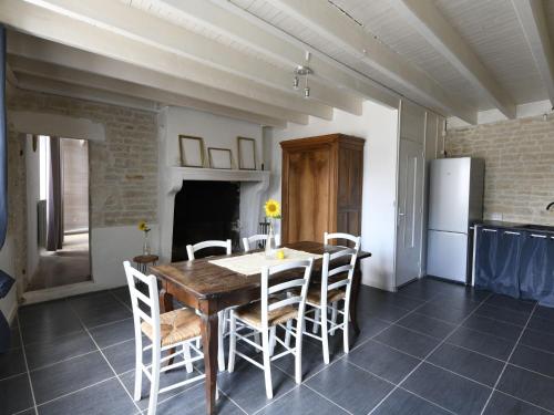 Appealing holiday home in Loubigné with private pool : Maisons de vacances proche de Lusseray
