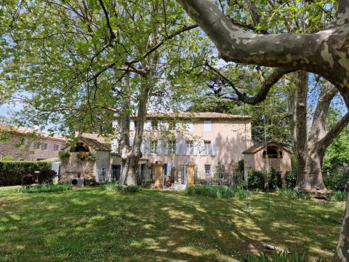 1560- Domaine Des Cinq Jardins- A Magical and Authentic Mansion : Auberges proche de Fuveau