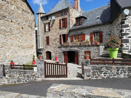 Maison typique pleine de charme Peyrusse Cantal : Maisons de vacances proche de Sainte-Anastasie