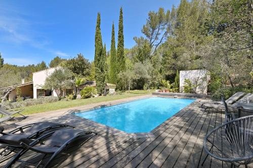 Maison spacieuse en pleine campagne avec terrasse jardin et piscine : Maisons de vacances proche de Gréasque