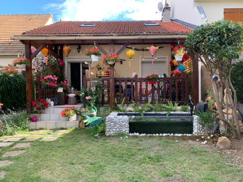Joyeuse villa de 2 chambres avec jardin fleuri : Maisons de vacances proche de Fontenay-lès-Briis