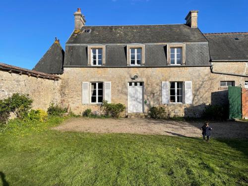 Pretty Holiday Home in Golleville with Private Garden : Maisons de vacances proche d'Urville