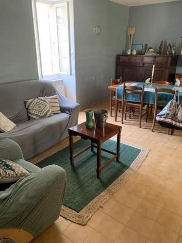 Petite maison cottage anglais au bord de Dordogne : Maisons de vacances proche de Limeuil