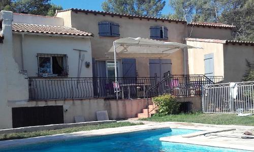 Villa provençale avec piscine : Maisons de vacances proche de Saint-Estève-Janson