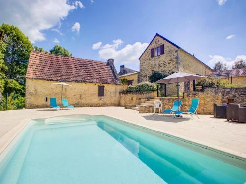 Pleasant Holiday Home with Private Swimming Pool near Sarlat : Maisons de vacances proche de La Cassagne