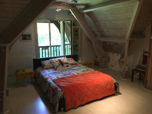 Chambre avec balcon et salle de bains privée : Sejours chez l'habitant proche de Le Breil-sur-Mérize
