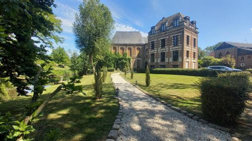 Château de Ruesnes : B&B / Chambres d'hotes proche de Villers-Pol