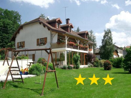 Gîte 1804 Montagnes du Jura avec Spa et Sauna classé 3 étoiles : Appartements proche de Syam