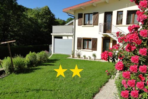 Gîte 1805 Montagnes du Jura avec Spa et Sauna classé 2 étoiles : Appartements proche de Syam