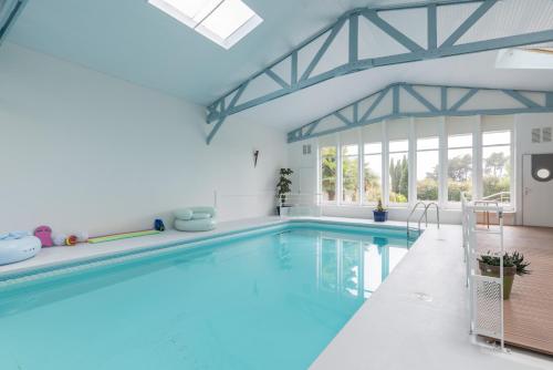 Jolie maison avec piscine intérieure et sauna : Maisons de vacances proche de Saint-Léger-les-Vignes