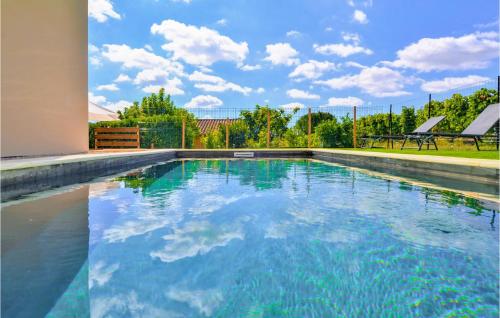 Stunning home in Mormoiron with 3 Bedrooms, WiFi and Outdoor swimming pool : Maisons de vacances proche de Blauvac