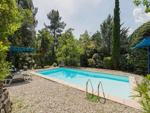 Serene Holiday Home in Les Salelles with Swimming Pool : Maisons de vacances proche de Sablières