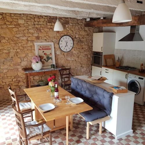 Jolie Maison de Bourg : Maisons de vacances proche de Badefols-sur-Dordogne