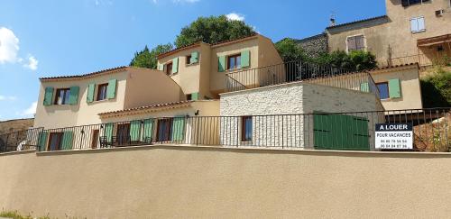 Maison de 3 chambres avec terrasse amenagee et wifi a Esparron de Verdon : Maisons de vacances proche d'Allemagne-en-Provence