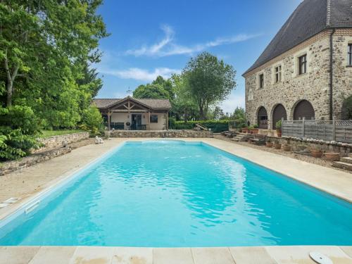 Vibrant Holiday Home in Sainte Trie with Private Pool : Maisons de vacances proche de Génis