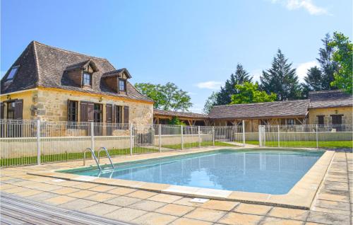 Amazing home in Eglise Neuve DIssac with 5 Bedrooms, WiFi and Outdoor swimming pool : Maisons de vacances proche de Saint-Julien-de-Crempse