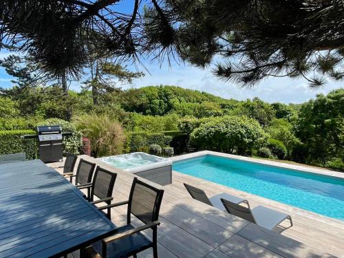 Superbe maison avec piscine et jacuzzi dans les dunes : Villas proche de Beuvrequen