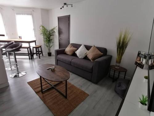 Great bright and spacious apart + private parking : Appartements proche de Luzarches