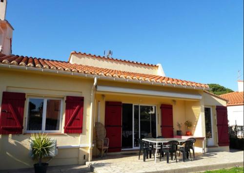 Maison de 2 chambres avec piscine privee jardin clos et wifi a Saint Cyprien a 3 km de la plage : Maisons de vacances proche de Théza