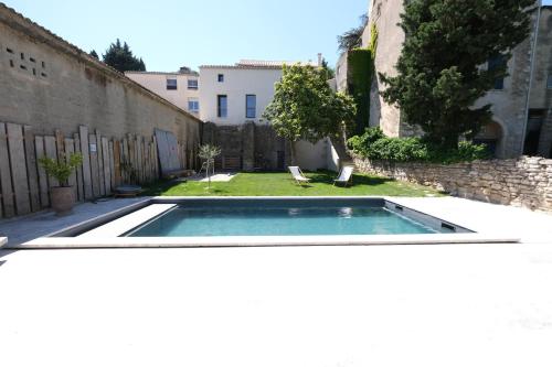 LS6-359 CASTEU Très belle Maison de maitre en plein cœur du village de Barbentane, proche d'Avignon, 12 couchages : Villas proche d'Aramon