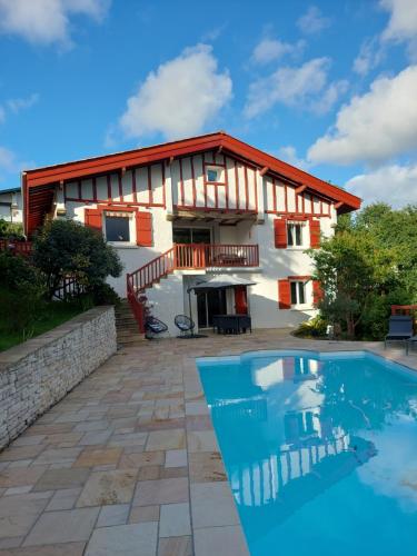 Chambre d'hôtes avec piscine au calme dans maison Basque : Sejours chez l'habitant proche de Sare