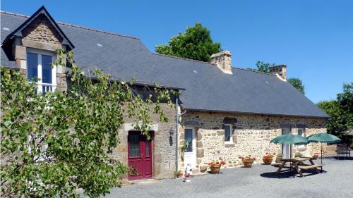 Spacious and Comfortable Fully Restored Farmhouse : Maisons de vacances proche de Le Ribay