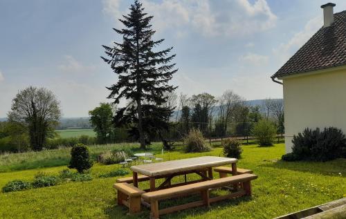 Gîte Cottage chaleureux en pleine campagne vue sur les Monts et Forêts et le château de Carrouges : Maisons de vacances proche de Lalacelle