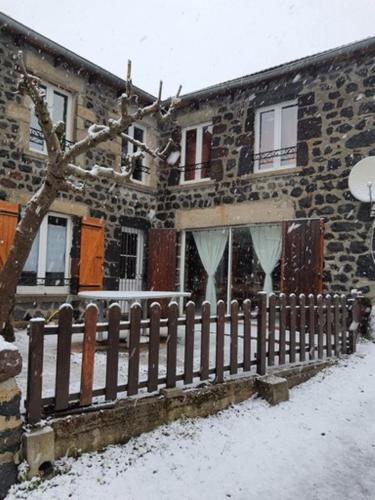 Charmante maison en pierre apparente : Maisons de vacances proche de Le Brignon