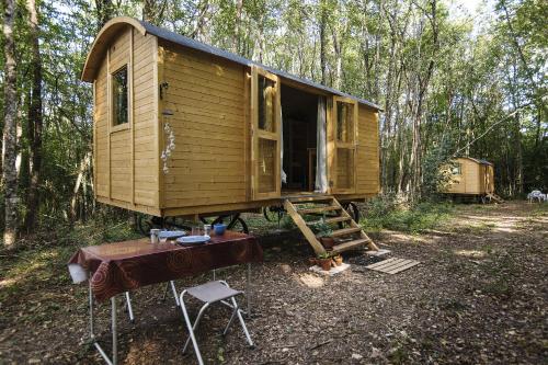 Lovely 2-Bed shepherds hut in a Forest : Maisons de vacances proche de Menestreau