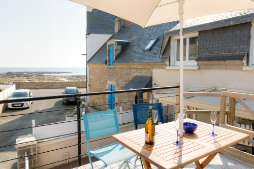 A trente mètres de la plage, maison avec terrasse face à la mer : Maisons de vacances proche de Treffiagat