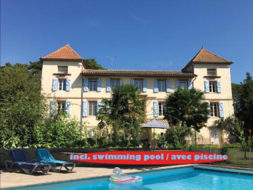 Domaine de Ménerque - petit château avec piscine : Villas proche de Montans