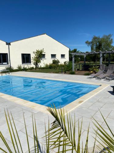 Beautiful 1-bed with pool view : Maisons de vacances proche d'Ardilleux