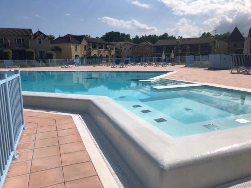 Appart dans Résidence avec piscine : Maisons de vacances proche de Boudy-de-Beauregard