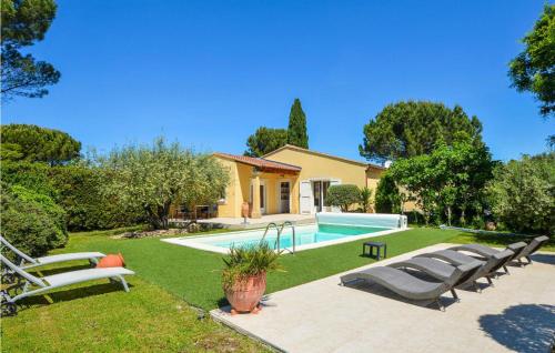 Awesome home in Cabannes with 2 Bedrooms, WiFi and Outdoor swimming pool : Maisons de vacances proche de Caumont-sur-Durance