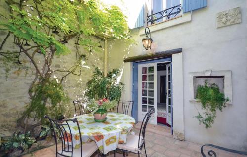 Holiday home Rue Mlle de Seyt de Pievert : Maisons de vacances proche de Caumont-sur-Durance
