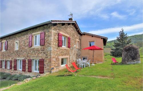 Nice home in Chénas with WiFi and 4 Bedrooms : Maisons de vacances proche d'Émeringes