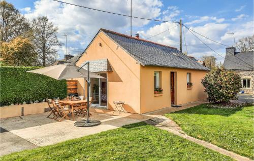 Amazing home in Brhan with 2 Bedrooms and WiFi : Maisons de vacances proche de Le Cambout