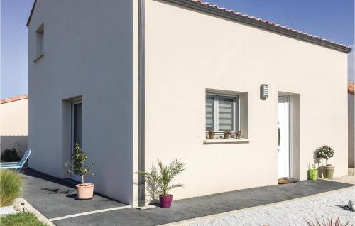 Awesome home in Angles with 4 Bedrooms and WiFi : Maisons de vacances proche d'Angles