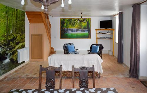 Amazing home in Channay-sur-Lathan with WiFi and 3 Bedrooms : Maisons de vacances proche de Rillé