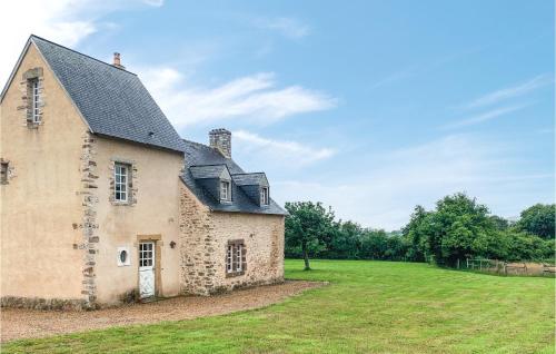 Amazing home in Rouess Vass with 2 Bedrooms and WiFi : Maisons de vacances proche de Chammes