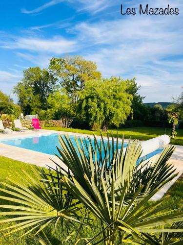 Les Mazades à 10 min de Périgueux avec piscine chauffée, meublé de tourisme classé 3 étoiles : Maisons de vacances proche d'Annesse-et-Beaulieu