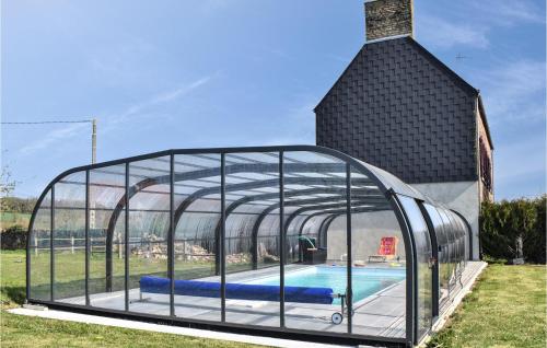 Beautiful home in La Meauffe with Indoor swimming pool, WiFi and 3 Bedrooms : Maisons de vacances proche de Sainte-Marguerite-d'Elle