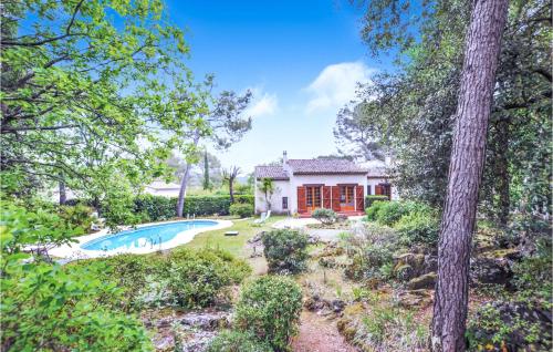 Amazing home in Roquefort-les-Pins with Outdoor swimming pool, WiFi and 3 Bedrooms : Maisons de vacances proche de Le Rouret