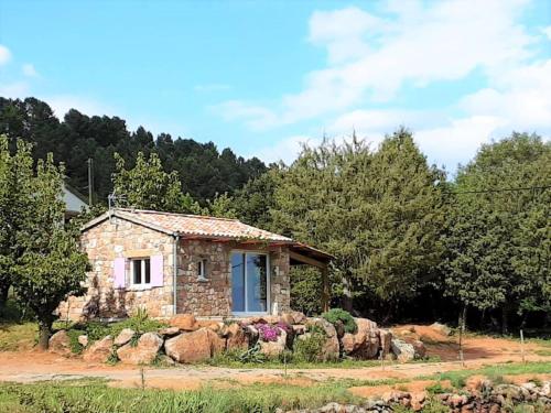 Charming stone Tiny House with communal pool, Chambonas : Maisons de vacances proche de Villefort