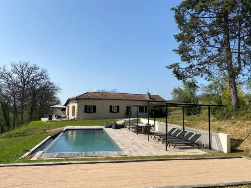 Modern Holiday Home in Le Gers with Private Pool : Maisons de vacances proche de Couloumé-Mondebat