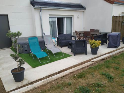 charmante maison calme / jardin terrasse /jacuzzi : Maisons de vacances proche de Ver-lès-Chartres