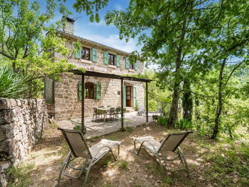 Natural stone house in stunning location with small beach at 300 metres : Maisons de vacances proche de Les Assions