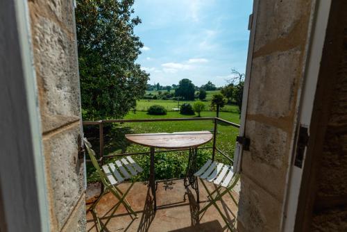 Suite campagnarde de 40 m2 avec vue sur les vignes au Château Camponac : B&B / Chambres d'hotes proche d'Aubie-et-Espessas